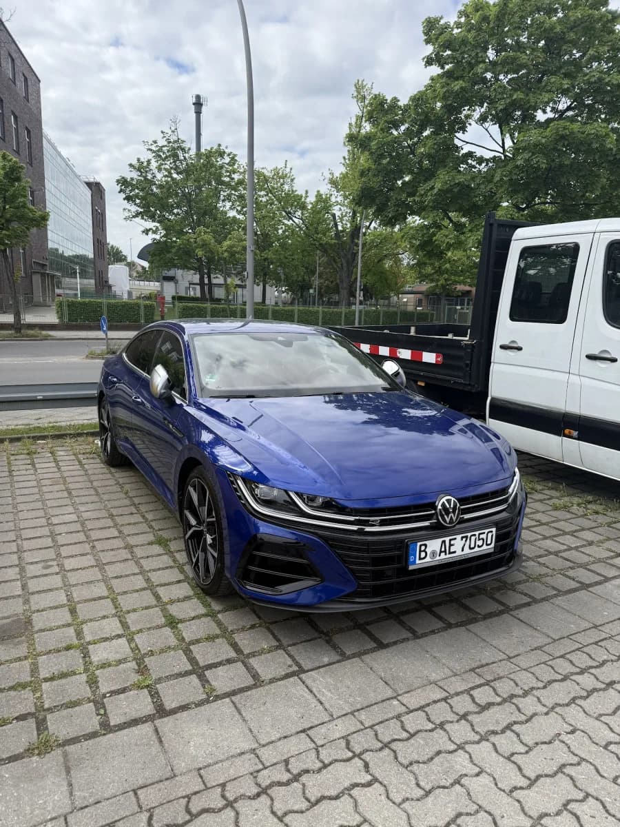 Blauer VW Arteon R nach der Fahrzeugaufbereitung