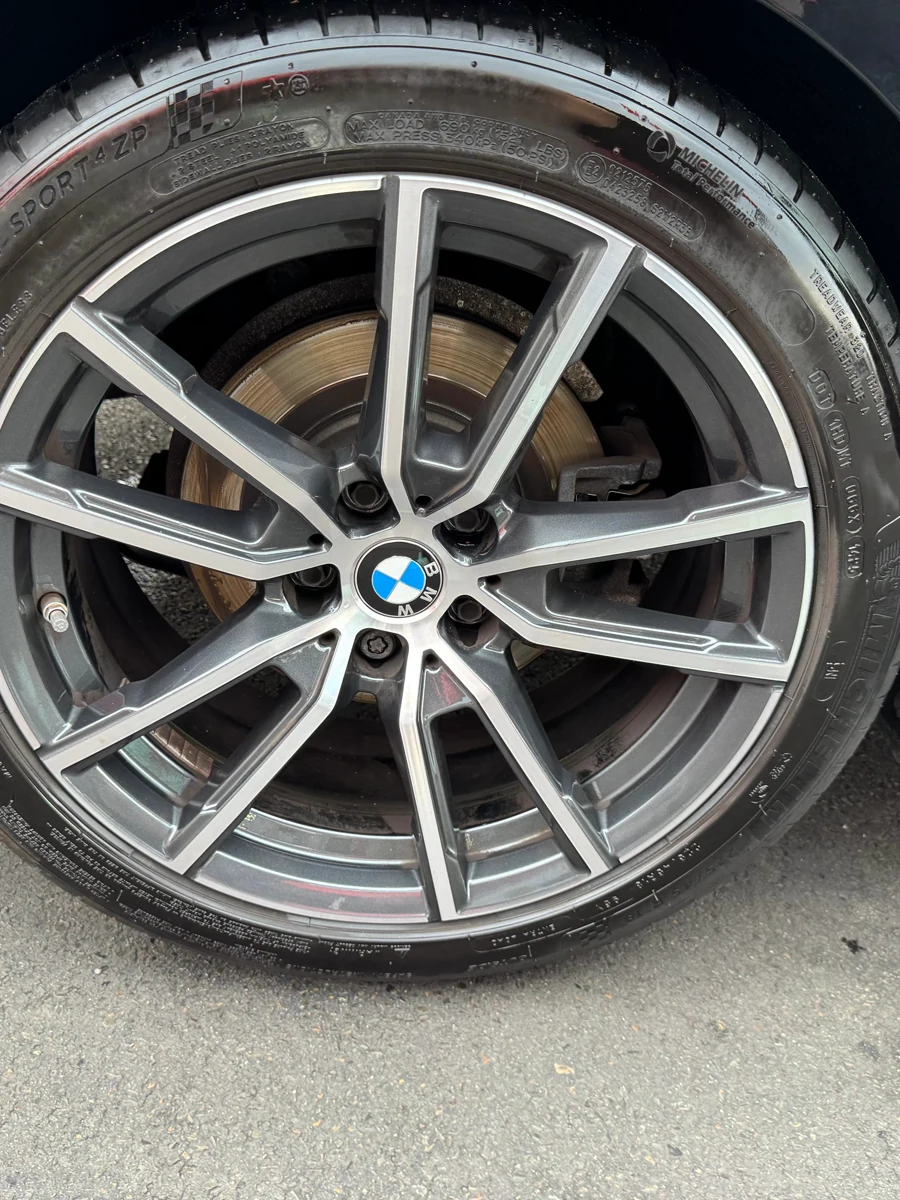Detailgepflegte BMW-Felge und Reifenflanke